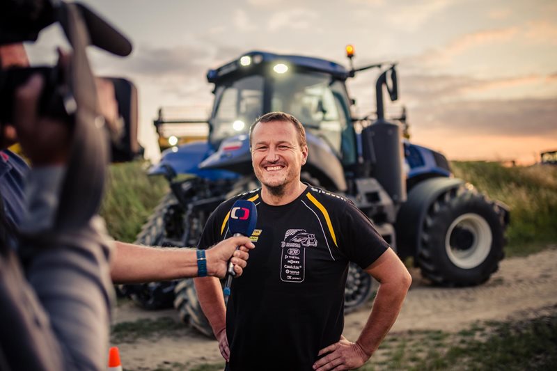 Martin Vlček s traktorem AGROTEC New Holland.